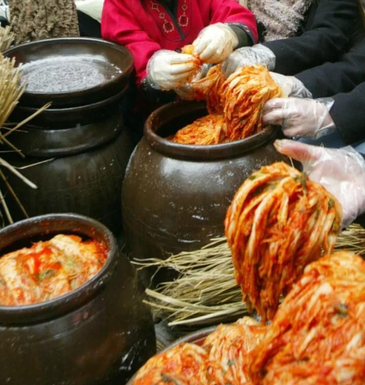 The Truth About Kimchi Fermentation: Why Traditional Onggi Jars Beat Glass Containers